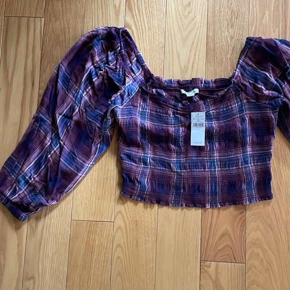 NWT American Eagle Smocked Puff-Sleeve Blouse Berry - Picture 6 of 8